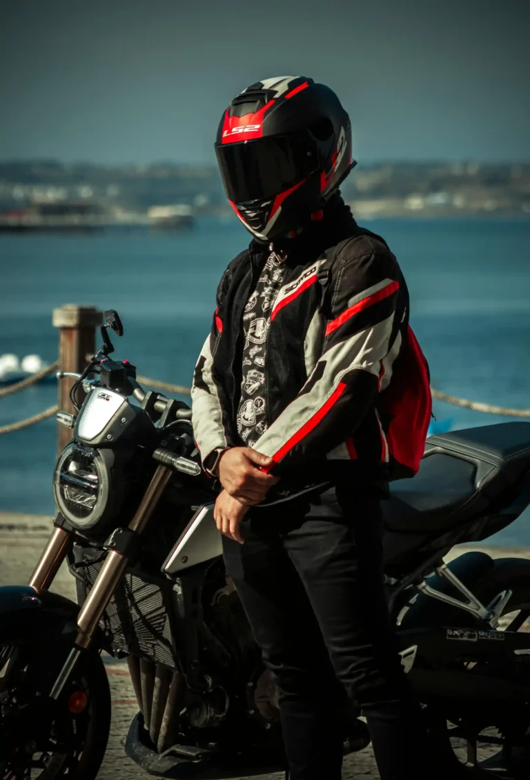 Accessori moto: motociclista con casco integrale e zaino da moto