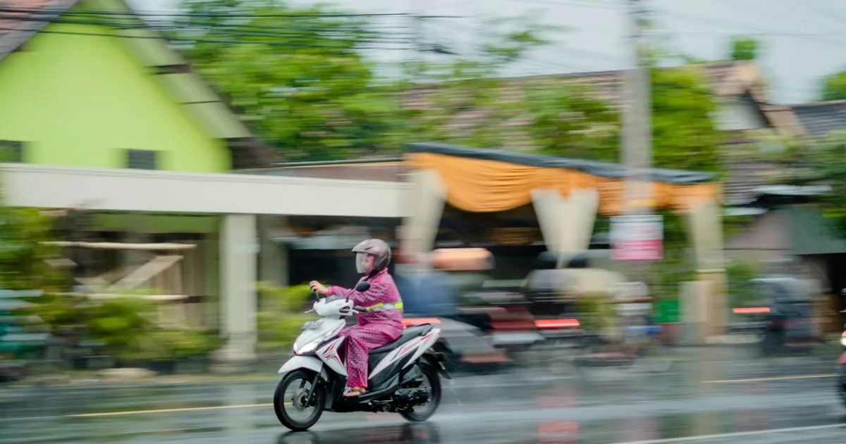 Antipioggia moto: scooter in città sotto la pioggia