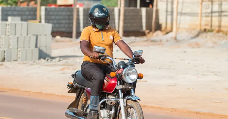 Casco jet per chi porta gli occhiali: motociclista in città con casco jet e visiera abbassata
