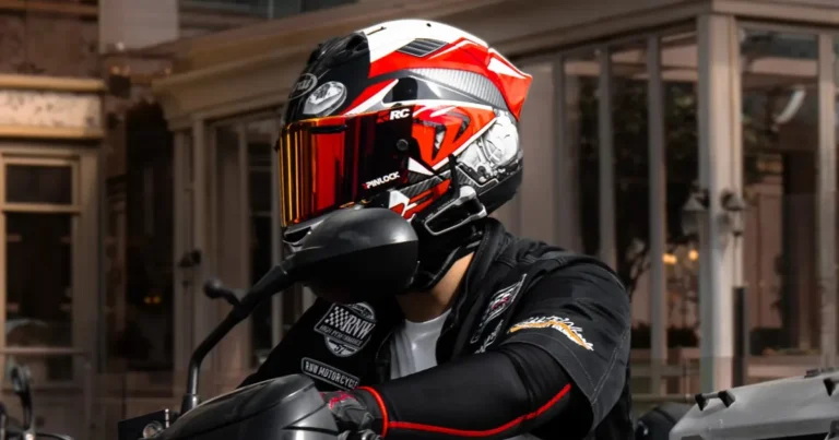 Sena 60S vs Cardo Packtalk Edge: motociclista con casco integrale in sella